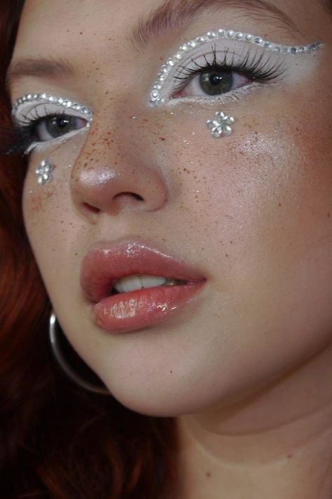 Glitter Makeup With Eyeliner, White Glitter Eyes, Winter White Makeup, Winter Theme Makeup, White Rave Makeup, Christmas Makeup 2023, Winter Inspired Makeup, White Eyeshadow Makeup Looks, White Angel Makeup Looks Halloween