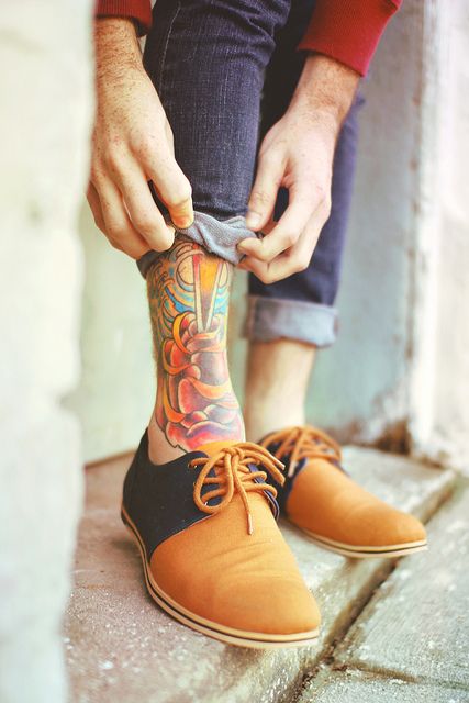 Great tats. And I love the way he rolls up the jeans to share the artwork. Very stylish guy.  Biddy Craft Ankle Tattoo Men, Tattoo Journal, Ankle Tattoo Designs, Bracelet Tattoo, Ankle Tattoos For Women, Ankle Tattoos, Cooler Style, Leg Tattoo Men, Look Short