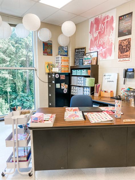 High School Teacher Desk Ideas, Teacher Lounge Must Haves, Teacher Desk Supplies, Aesthetic Teacher Desk Ideas, Teacher Desk High School, Middle School Teacher Desk Setup, Teacher Desk Setup High School, Classroom Teacher Organization, Elementary School Teacher Aesthetic Classroom