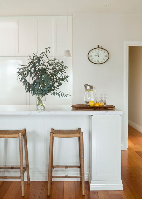 white-with-a-little-bit-of-grey-is-a-good-choice;-try-Dulux’s-Lexicon-Quarter-or-White-on-White-kitchen Bathroom Themes Ideas, Dulux White Paint, Dulux White, Coastal Bedroom Furniture, Hamptons Kitchen, Hamptons Decor, Coastal Farmhouse Decor, Themes Ideas, White Kitchens