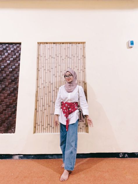 Obi belt, blouse putih, kulot jeans, fuchia, ootd hijab Ootd Obi Belt, Obi Belt Hijab, Ootd Obi Belt Hijab, Obi Belt Outfit, Waist Belt Outfit, Hijab Jeans, Kulot Jeans, Belt Blouse, Wallpaper Cantik