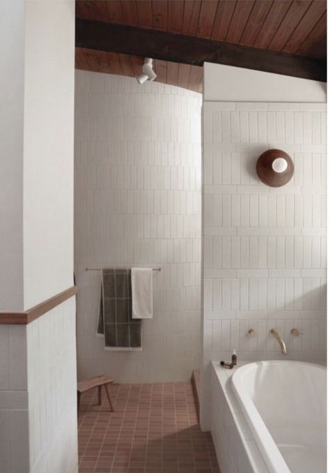 Dezeen Bathroom, Terracotta Bathroom Floor, Terracotta Tiles Bathroom, Terracotta Bathroom, Brick Bathroom, Mid Century Bathroom, Terracotta Floor, Bathroom Inspiration Decor, Home Magazine