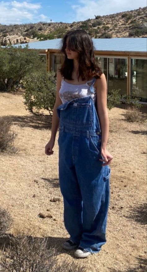 Baggy Overalls Aesthetic, Modest Summer Outfits Jeans, Baggy Dungarees Outfit, Baggy Overalls Outfit 90s, Dungarees Aesthetic, Dungarees Outfit Aesthetic, Striped Overalls Outfits, Baggy Overalls Outfit, Farm Outfits