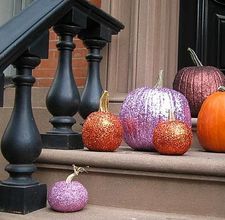 Glitter pumpkins. I sprayed painted mine with glitter paint.  It was easier than standard glitter and glue. Glittery Pumpkins, How To Make Glitter, Casa Halloween, Glitter Pumpkins, Pumpkin Party, Glitter Diy, Glitter Wedding, Theme Halloween