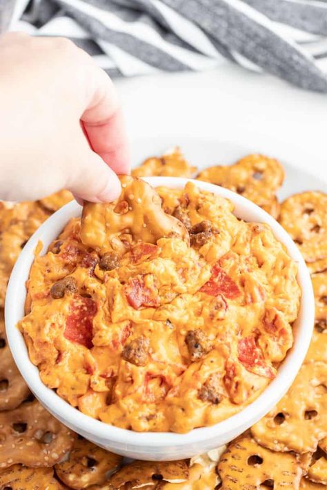 Meat Lover's Crock Pot Pizza Dip is everything you love about pizza turned into a crazy good, easy to make, super cheesy party dip! #BreadBoozeBacon #gameday #meatlovers #pizza #crockpot #slowcooker #diprecipe #appetizer Dates With Bacon, Pizza Crockpot, Pasta Salad With Bacon, Slow Cooker Dips, Pizza Dip Recipes, Crock Pot Pizza, Bread Booze Bacon, Slow Cooker Beans, Pizza Dip