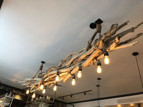 Driftwood Chandelier, Chandelier Diy, Diy Luminaire, Wood Lamp Design, Driftwood Lamp, Bracelets Tutorial, Rustic Light Fixtures, Restaurant Lighting, Small Bathroom Ideas Modern