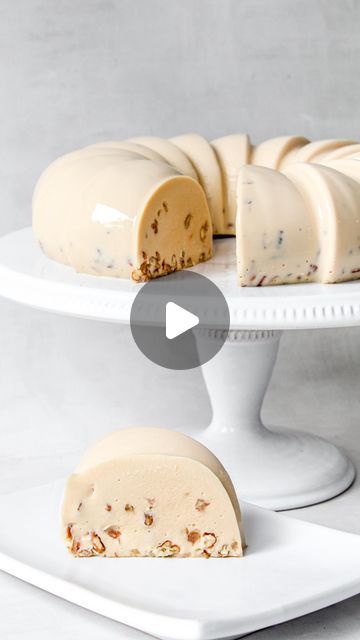 Centro de Artes Culinarias Maricú on Instagram: "Gelatina de Cajeta  Esta deliciosa gelatina de cajeta es el balance perfecto entre dulce y cremoso, y lo mejor de todo… ¡es facilísima de hacer!  Ingredientes: 140 g cajeta 26 g grenetina 130 g agua 435 g media crema 570 g leche evaporada 570 g leche condensada 180 g nuez picada  Procedimiento: Molde de rosca para gelatina de 24 cm aprox. Capacidad de 2 lt - Hidratar la grenetina en agua fría. - Calentar ligeramente la leche evaporada y la cajeta. - Agregar la media crema y la leche condensada. Emulsionar - Agregar la grenetina, volver a emulsionar y dejar solidificar ligeramente. - Incorporar la nuez. - Reposar en refrigeración por 12 horas y desmoldar.  #receta #recetagratis #gelatina #gelatinadecajeta #postres #fypシ #fy #fyp #reposteria # Flan, Jelly, On Instagram