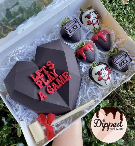 Chucky Themed Chocolate Covered Strawberries, Chocolate Covered Strawberries Halloween For Boyfriend, Goth Treats, Halloween Theme Chocolate Covered Strawberries, Chocolate Covered Strawberries Fall Theme, Halloween Cover Strawberries, Halloween Berries, Halloween Breakable Heart, Halloween Chocolate Treats