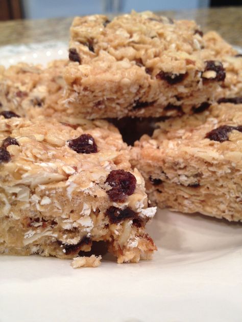 MARGIE’S ENERGY BARS   My friend Margie brings these to our tennis matches for a quick pick me up, or an after match refresher.  They are simple to make and simply delicious to eat!  An added … Quick Cooking Oats, Energy Bars Homemade, Bike Food, Energy Bars Recipe, Snack Dip, Rice Cereal, Tennis Match, Simply Delicious, Breakfast Cookies