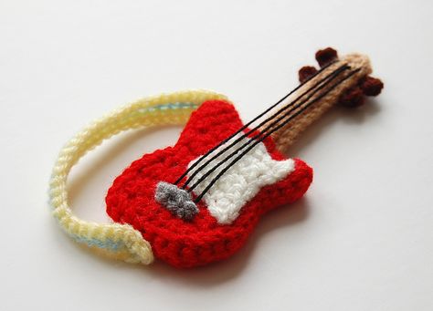 this is a guitar I made for my Blythe Ami =) Amigurumi Guitar, Crochet Music, Crochet Baby Dress Pattern, Easy Crochet Projects, Haken Baby, Crochet Simple, Crochet Baby Dress, Crochet Applique, Crochet Doll Pattern