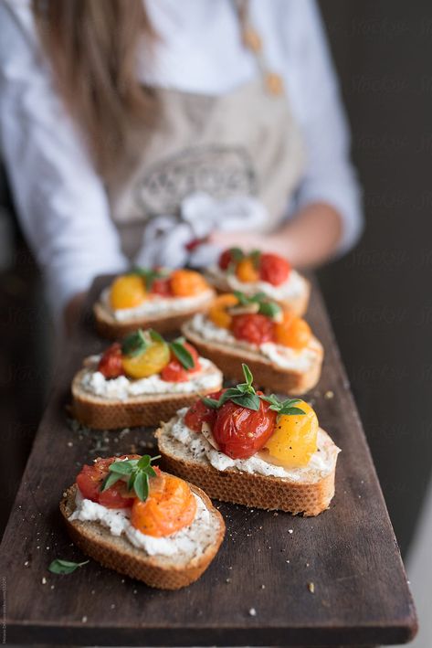 Beach House Food, Tomatoes And Goat Cheese, Italian Food Photography, Italian Appetizer, Rustic Food Photography, Sandwich Bread Recipes, Meat Dinners, Rustic Italian, Food Appetizers