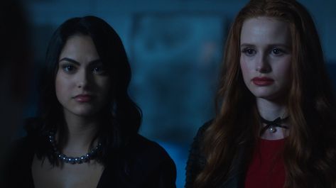 Veronica And Cheryl, Cheryl And Veronica, Riverdale Veronica, Homecoming Games, Daphne And Velma, Cami Mendes, Riverdale Cheryl, Camilla Mendes, Betty And Jughead