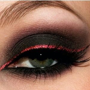 Darth Vader Makeup, Trucco Smokey Eye, Star Wars Makeup, Eye Makeup Cut Crease, Red Eyeliner, Black Smokey, Black Smokey Eye, Eye Makeup Styles, Kesha