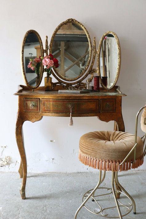 https://www.vinterior.co/furniture/tables/dressing-tables/petite-vintage-gold-florentine-three-drawer-kidney-shaped-dressing-table-or-writing-desk-sku16441404 Vanity Table Vintage, Beauty Desk, Victorian Vanity, Vintage Writing Desk, Victorian Home Decor, Vintage Dressing Tables, Beautiful Decoration, Vintage Desk, Vintage Vanity