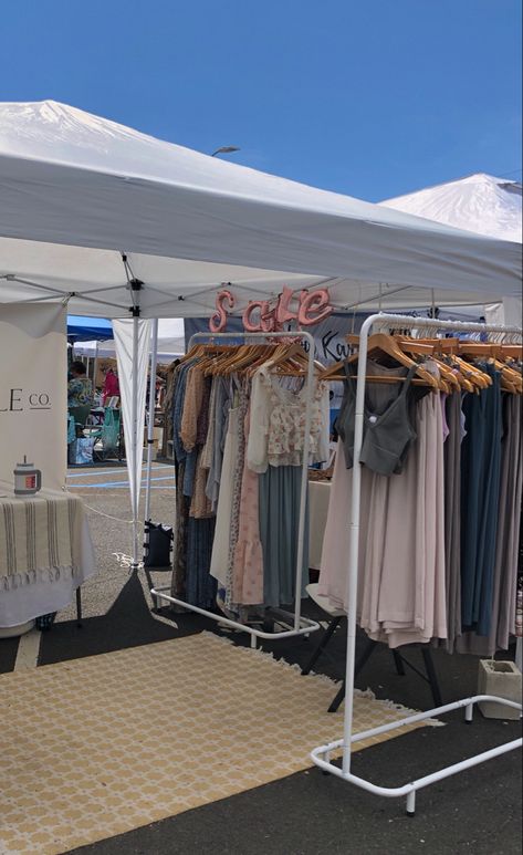 Vintage Markets Display, Small Business Clothing, Vendor Booth Display, Market Stands, Waikiki Hawaii, Craft Booth Displays, Vendor Booth, Concept Photography, Clothing Displays