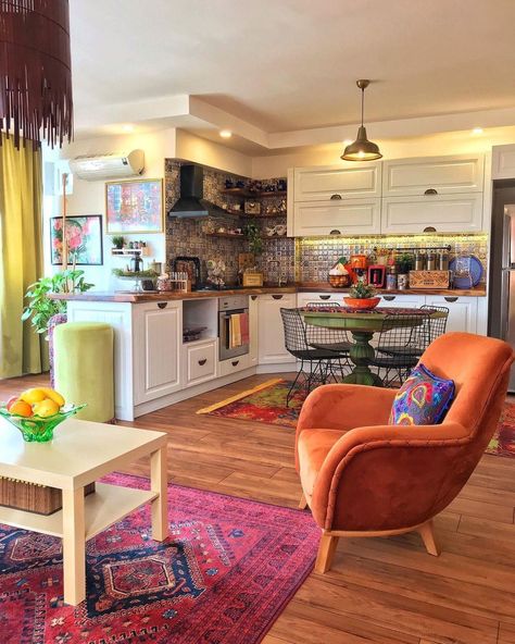 Colorful Kitchen And Living Room, Cool Home Decor Weird, Eclectic Home Interior, Eclectic Kitchen Ideas, Casa Rock, Maximalist Kitchen, Colorful Farmhouse, Colorful Homes, Makeover Kitchen