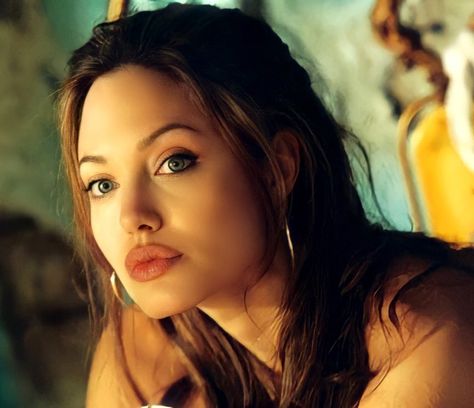 Angelina Jolie no Instagram: “💛 . . #angelinajolie #angelinajoliepitt #brangelina #love #queen #cute #angie #goals #gorgeous #bae #perfect” Young Angelina Jolie, Angelina Jolie Young, Angelina Jolie Hair, Angelina Jolie 90s, Emma Frost Cosplay, Iconic Pictures, Angelina Jolie Photos, Emma Frost, Gemma Arterton