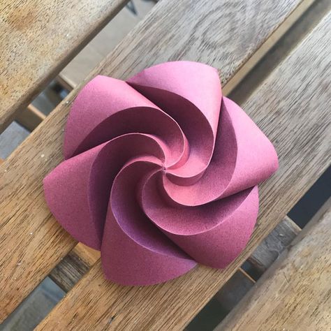 Origami Star Box, Paper Flower Arrangements, Origami For Beginners, Origami Dragon, Origami Fish, Origami Love, Origami Rose, Folding Origami, Origami Paper Art