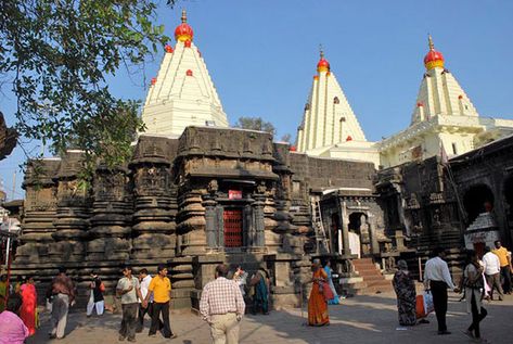 Kolhapur - Land of Deity and Marathas http://www.tripoto.com/trip/kolhapur-land-of-deity-and-marathas-4015  #Scrapbook #backpacking #tripoto #travel Indian Temple Architecture, Stone Pillars, Temple Architecture, Indian Temple, Hindu Temple, Architecture Fashion, Gods And Goddesses, Buddhism, The Well