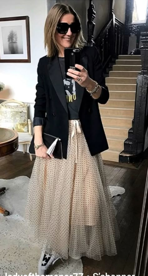 Tan Tulle Skirt Outfits, Brown Tulle Skirt Outfit, Tule Skirt Outfits Casual, Tulle Skirt Outfit Casual, Tule Skirt Outfit, Tulle Skirt Outfit Casual Street Style, Brown Tulle Skirt, Black Tulle Skirt Outfit, Tulle Skirt Outfits Casual