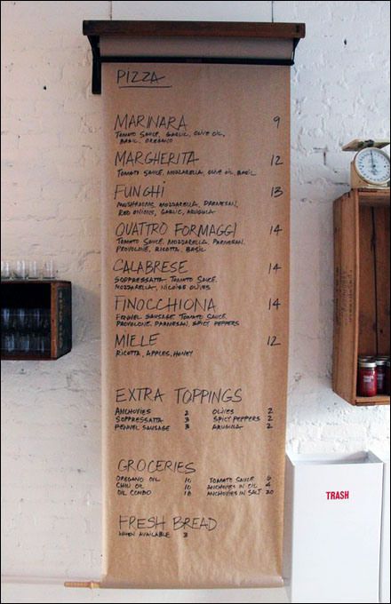 How about using brown wrapping paper as window shade/ memo board? Papan Menu, Menu Card Design, Menue Design, Pizza Shop, Bar A Vin, Menu Boards, Menu Board, Memo Boards, Brown Kraft Paper