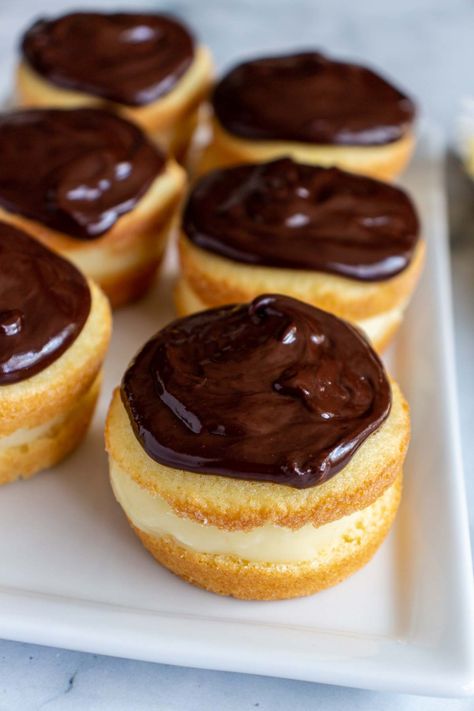 Boston Cream Pie Minis, Cream Pie Decorating Ideas, Healthy Boston Cream Pie, Easy Boston Cream Pie Cupcakes, Boston Cream Pie Donut, Boston Cream Pie Dessert Cups, Individual Boston Cream Pie, Boston Creme Cupcake, Boston Cream Whoopie Pies