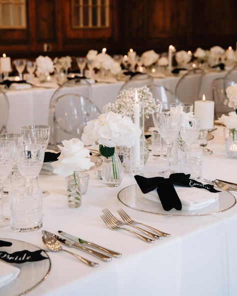 How absolutely stunning was this table set up?! With the elegance of the ballroom at @hedsor this table scape had the gorgeous low levels with the roses and modern flair with black ribbon place names and ghost chairs. Styled to perfection by @dalealexanderevents Venue @hedsor Planning & Styling @dalealexanderevents Music @quattrostringquartet Band @thelondonfunctionband Table bows @theembroiderednapkincompany Makeup @louisajaynehairmakeup Catering @cavendishevents Stationary @jellypressuk... Velvet Bow Wedding Table, Monochromatic Wedding Table Settings, White Wedding Stationary, Black White Table Setting, Monochromatic Wedding, White Table Settings, Monochrome Weddings, Ghost Chairs, Wedding Place Settings