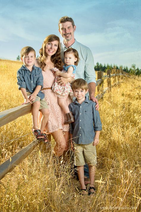 Family Fence Photoshoot, Family Photos With Fence, Farm Fence Photoshoot, Fence Family Pictures, Fence Picture Poses, Unique Family Poses, Family Farm Photoshoot, Fence Photoshoot, Barn Family Pictures