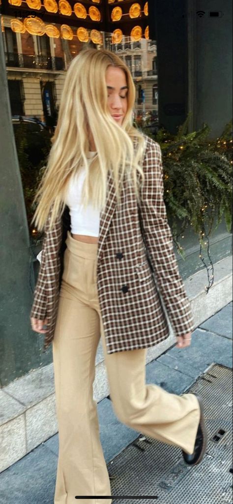 Brown Checkered Pants Outfit, Tweed Blazer Outfit Women, Checkered Blazer Outfit, Checked Blazer Outfit, Cream Blazer Outfit, Tweed Blazer Outfit, Cream Pants Outfit, Blazer Outfits Women, Beige Pants Outfit