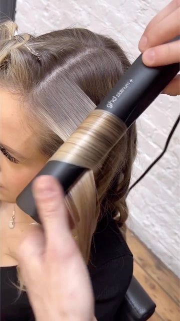 Hollywood Waves With Straightener, Waves With Straightener, Ghd Hair, Hollywood Waves, Hair Videos, Hair Hacks, Hair Straightener, Platinum, Spray