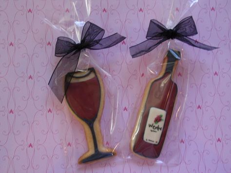 Wine bottle and wine glass - NFSC and Antonia74 Wine Glass Cookies, Bridal Shower Wine Theme, Rustic Winery, Glass Cookies, Wine Favors, Wine Cookies, Beautiful Baking, Wine Ideas, Decorative Cookies