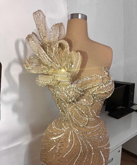 Arlind Bogiqi dress, become the magnet for diamonds!! Art Of Beat, Collage Mosaic, Structured Gown, Mosaic Dress, Corset Fashion Outfits, Dinner Gowns, Dress Runway, Frocks And Gowns, Origami Fashion