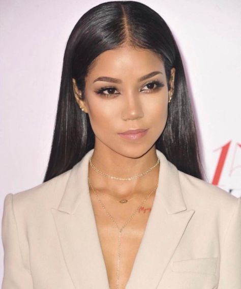 Jhene Aiko Slick Straight Hair, Hair Middle Part, Long Box Braids, Loose Braids, Jhene Aiko, Slicked Back Hair, Slick Hairstyles, Middle Part, Woman Crush