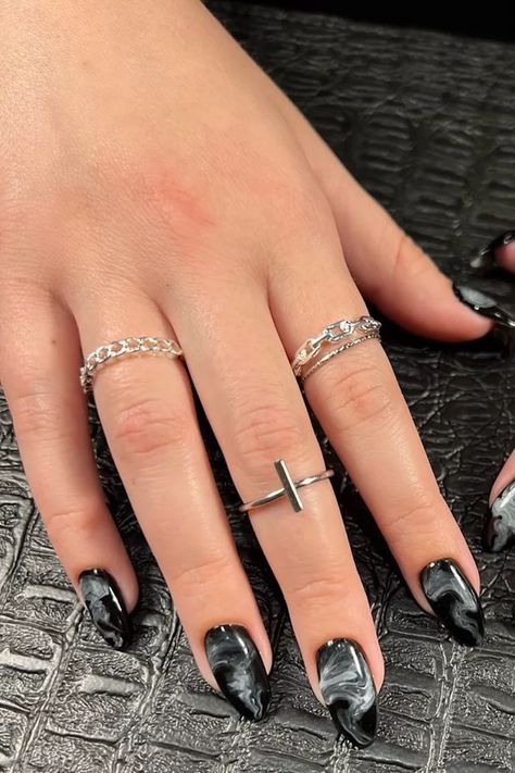 Black And Gray Nails, Dark Grey Nails, Dark Nail Designs, Nail Art Designs For Beginners, Classic Nail Art, Grey Nail Art, Bentuk Alis, Grey Nail Designs, Liquid Glitter Eyeshadow