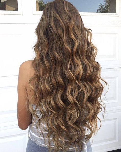 Long curly hair Brown Wavy Hair, Brunette Hair With Highlights, Brown Hair Balayage, Punk Hair, Long Wavy Hair, Easy Hairstyles For Long Hair, Hair Inspiration Color, روتين العناية بالبشرة, Hair Inspo Color