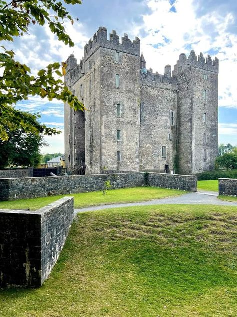 Bunratty Castle Ireland, Castle House Island, Blarney Castle Ireland, Bunratty Castle, Incredible Architecture, Castle Ireland, Summer Wind, Old Castle, Irish Castles