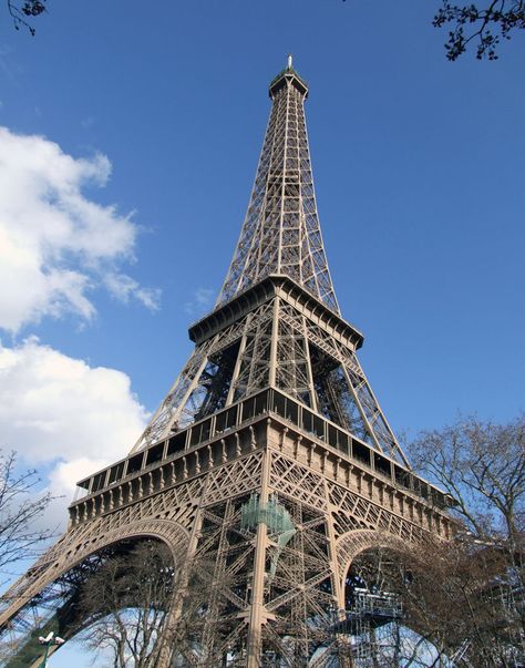 Eiffel Tower Drawing, 3 Point Perspective, 1 Point Perspective, Paris September, Perspective Photos, Perspective Drawing Architecture, Paris Tour Eiffel, Building Photography, Perspective Photography