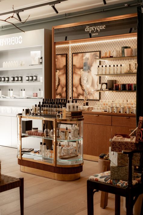 Diptyque Store Interior, Perfume Store Interior Design, Perfume Shop Interior Design, Diptyque Store, Fragrance Retail, Store Display Design, Fragrance Lab, Bakery Display, Retail Boutique