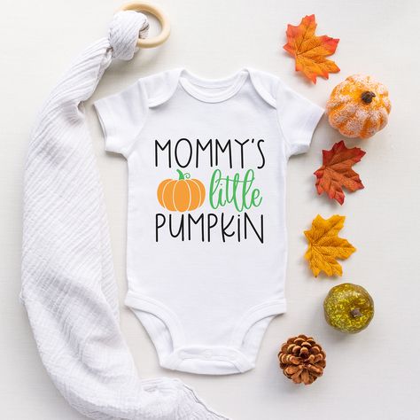 Pumpkin Onesie, Fall Pregnancy Announcement, Halloween Pregnancy Announcement, Onesies Baby, Pregnancy Announcement Onesie, Personalized Onesie, Pregnant Halloween, Cadeau Baby Shower, Custom Onesies