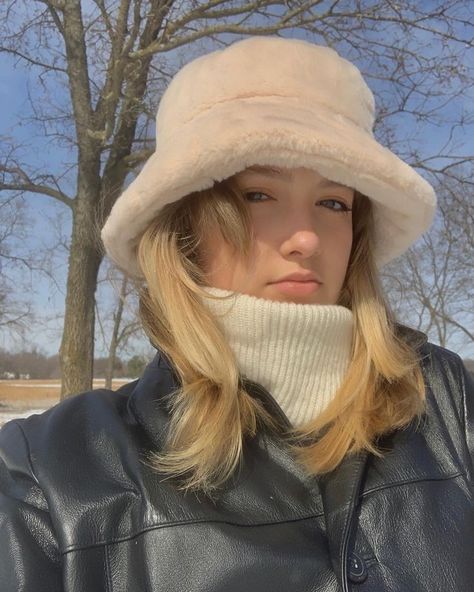 White Fur Bucket Hat Outfit, White Fluffy Bucket Hat, Bucket Hat For Winter, Fluffy Bucket Hat Outfit Winter, White Fluffy Hat Outfit, Fleece Bucket Hat Outfit, Sherpa Bucket Hat Outfit, Winter Bucket Hat Outfit, Fluffy Hat Outfit