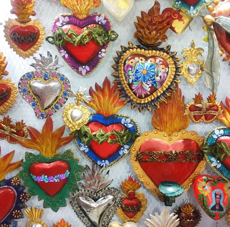 La historia tras los milagritos mexicanos viene de la tradición de proteger y pedir por los males que aquejaban a los mexicanos, una bella tradición. Barge Painting, Mexican Decorations, Talavera Art, Southwest Furniture, Chat Diy, Latino Art, Sacred Hearts, Mexican Heritage, Mexican Home Decor