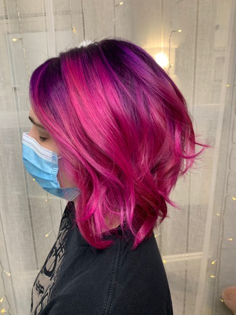 Purple roots to pink hair Purple Shadow Root Pink Hair, Purple Pink Short Hair, Purple And Pink Hair Short, Violet And Pink Hair, Fun Hair Colors For Summer, Magenta Short Hair, Purple Roots Hair, Summer Purple Hair, Fuschia Hair Magenta