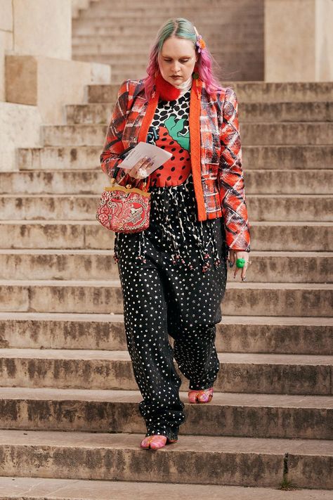 Need Style Inspiration? Look to the Streets of Paris Fashion Week Eclectic Style Fashion Plus Size, Street Fashion Plus Size, Plus Size Street Fashion, Maximalist Style Fashion, Eccentric Fashion, Plus Size Street Style, Eclectic Fashion Style, Queer Style, Boho Streetwear