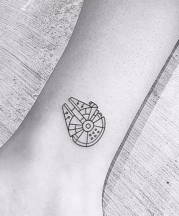 Minimalist Millennium Falcon Millenium Falcon Tattoo, Star Wars Tattoo Ideas, Tattoo Yourself, Falcon Tattoo, Minimalist Tattoo Meaning, Paris Tattoo, Typography Tattoo, French Tattoo, Fan Tattoo