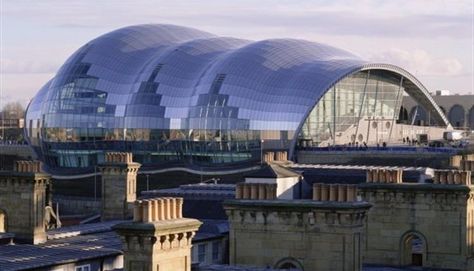 El Sage Gateshead es una sala de conciertos y un centro de educación musical ubicado en Gateshead, en la orilla sur del río Tyne, al nordeste de Inglaterra. Fue inaugurado en 2004 y está gestionado por el North Music Trust. Sage Gateshead, Dubai Skyscraper, World Most Beautiful Place, Upcoming Artists, Structure Architecture, Music Hall, Music Venue, Concert Hall, Modern Buildings