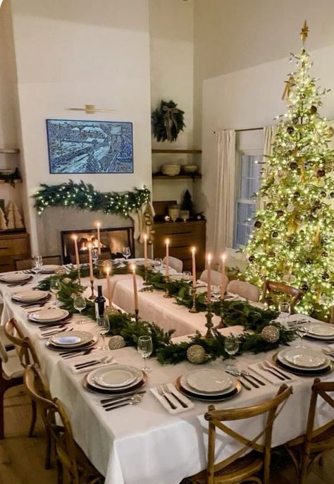 Neutral Christmas Dinner Table, Family Style Christmas Dinner Table, Meal Table Decoration, Formal Christmas Dinner Table, Backyard Christmas Dinner Party, Christmas Dinner Layout, Christmas Dinner Inspiration, U Shaped Dinner Party, Christmas Party Dinner Table