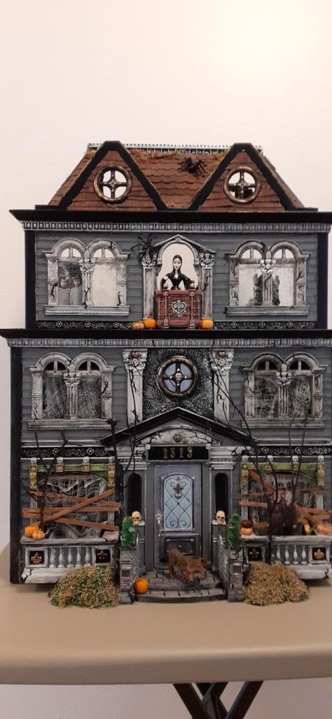 Halloween Dollhouse Makeover, Haunted Barbie, Haunted Dollhouse Diy Ideas, Creepy Dollhouse, Halloween Haunted House Diy, Dollhouse Makeover, Christmas Dollhouse, Spooky Halloween Food, Disney Princess Castle