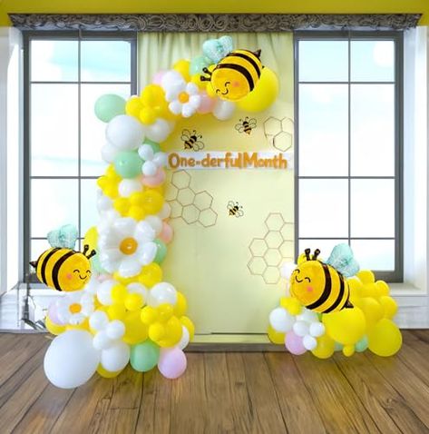 Bee Birthday Decorations, Honey Bee Birthday Party, Daisy Balloons, Honey Bee Birthday, Bee Themed Birthday Party, What Will It Bee, Decoration Buffet, Bee Gender Reveal, Princess Birthday Party Decorations