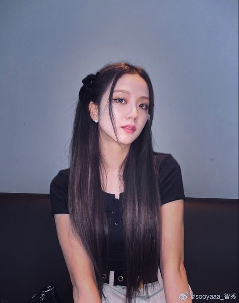 this is just a random Rosé Jisoo, Ribbon Hairstyle, Kim Jisoo, Black Pink Kpop, Blackpink Fashion, Blackpink Jisoo, Selena Gomez, Rappers, Korean Girl