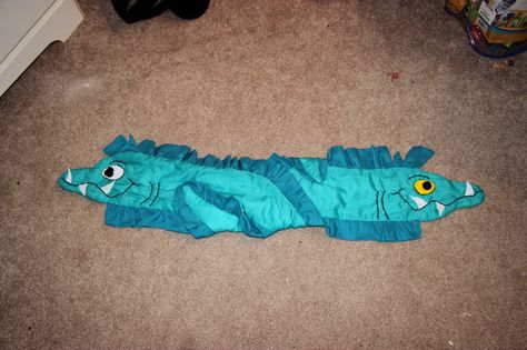 FLOTSAM & JETSAM URSULA'S POOPSIES Tutorial What you'll need: 5/8yd Dark Blue/Green Fabric for the Fins 1yd Light Bl... Ursula Costume Diy, Ursula Cosplay, Ursula Costume, Blue Green Fabric, Flotsam And Jetsam, Thread Needle, Mermaid Halloween, Diy Costume, Black Embroidery